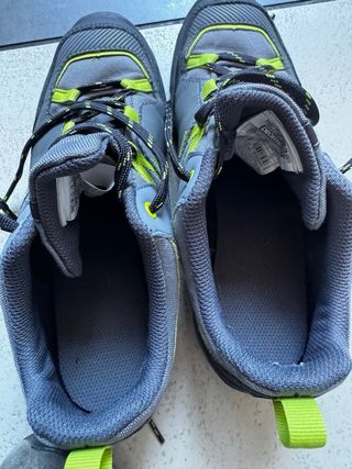 Zapatillas trekking niño gris y verde.