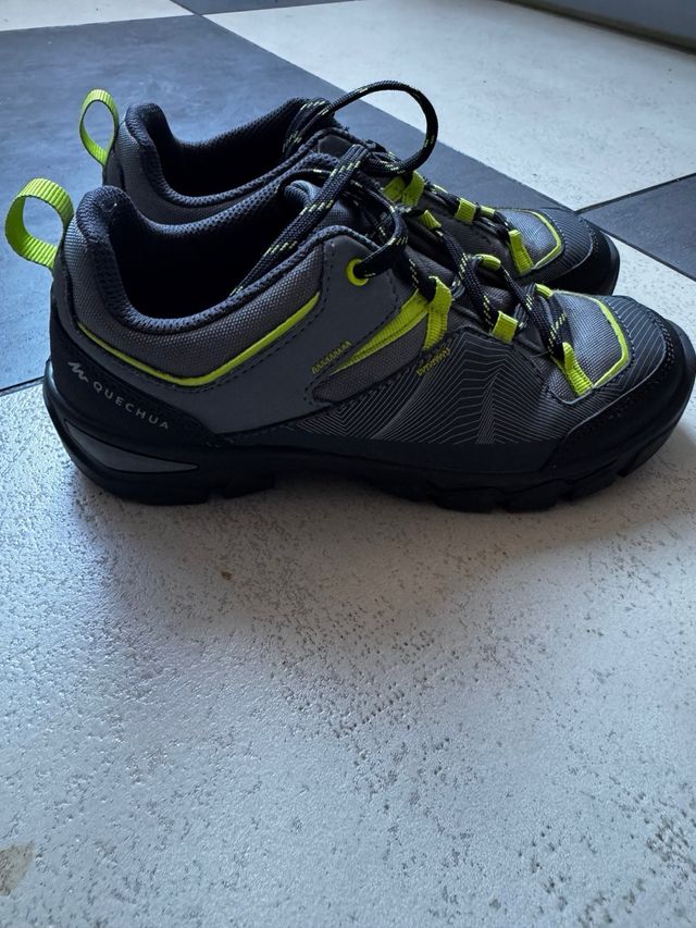 Zapatillas trekking niño gris y verde.