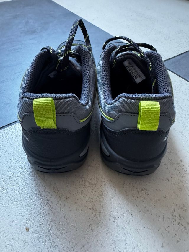 Zapatillas trekking niño gris y verde.