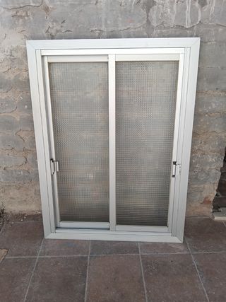 Ventana corredera aluminio con vidrio texturizado