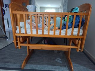 Cuna Mecedora de Madera