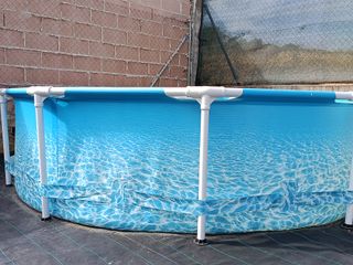Piscina desmontable azul y blanca.
