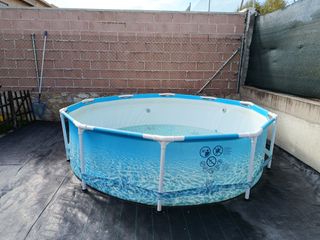 Piscina desmontable azul y blanca.