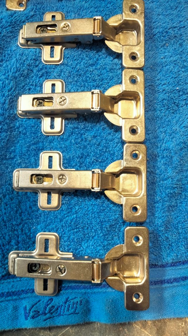 Cerniere (6) per ante di armadi da cucina