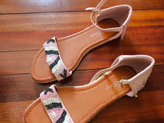 Sandalias rosas con flecos y abalorios Talla 38