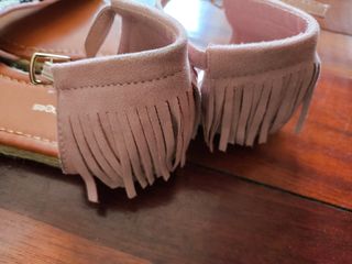 Sandalias rosas con flecos y abalorios Talla 38