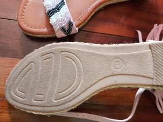 Sandalias rosas con flecos y abalorios Talla 38