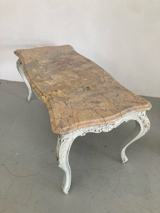 Mesa antigua con mármol