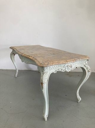 Mesa antigua con mármol