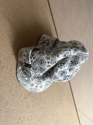 varias gorras 