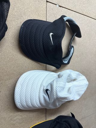 varias gorras 