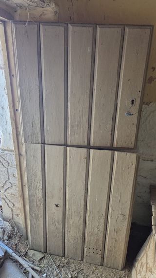 Puerta antigua madera con marco partida