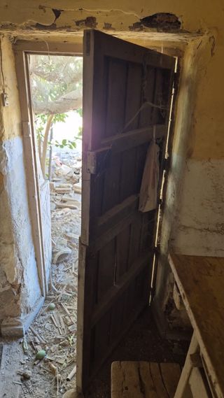 Puerta antigua madera con marco partida