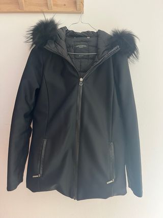 Chaquetón negro Weekend Max Mara con capucha