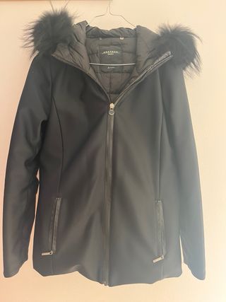 Chaquetón negro Weekend Max Mara con capucha