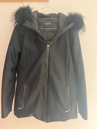 Chaquetón negro Weekend Max Mara con capucha