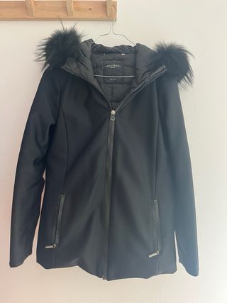 Chaquetón negro Weekend Max Mara con capucha