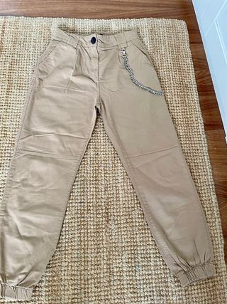 Pantalón cargo Bershka beige con cadena