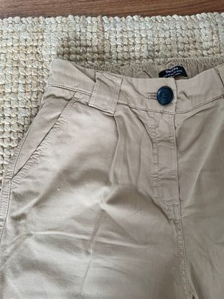 Pantalón cargo Bershka beige con cadena