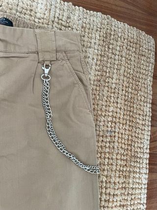 Pantalón cargo Bershka beige con cadena