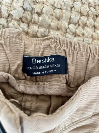 Pantalón cargo Bershka beige con cadena
