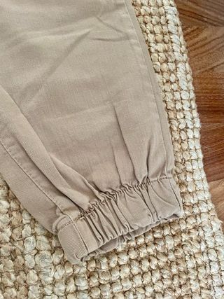 Pantalón cargo Bershka beige con cadena