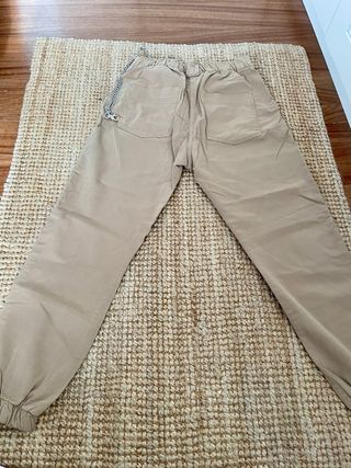 Pantalón cargo Bershka beige con cadena