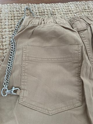 Pantalón cargo Bershka beige con cadena