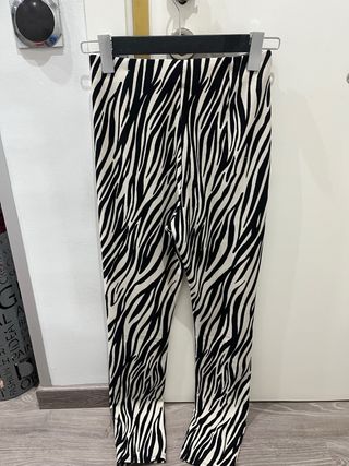 Pantalón Stradivarius estampado cebra