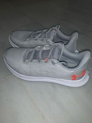 Zapatillas Under Armour grises y naranjas