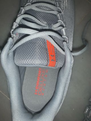 Zapatillas Under Armour grises y naranjas