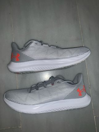 Zapatillas Under Armour grises y naranjas