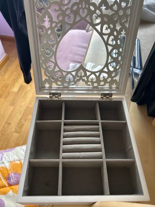 joyero blanco , varios compartimentos.