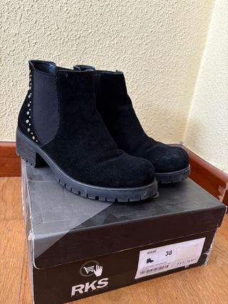 Botines negros serraje tachuelas talla 38