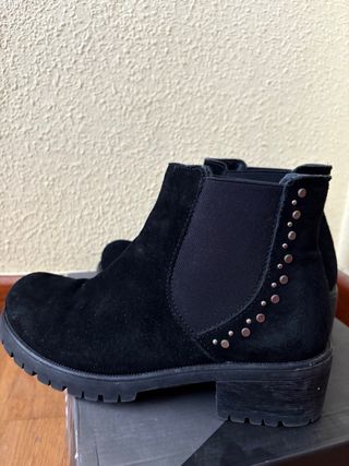 Botines negros serraje tachuelas talla 38