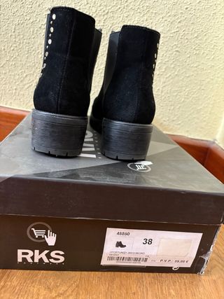 Botines negros serraje tachuelas talla 38