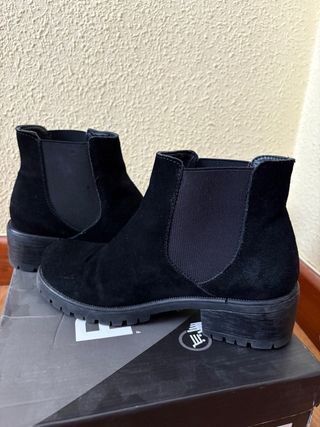 Botines negros serraje tachuelas talla 38