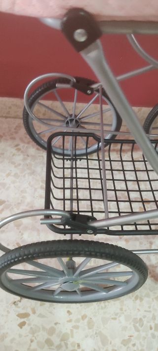 Carro de muñecas rosa con lazo