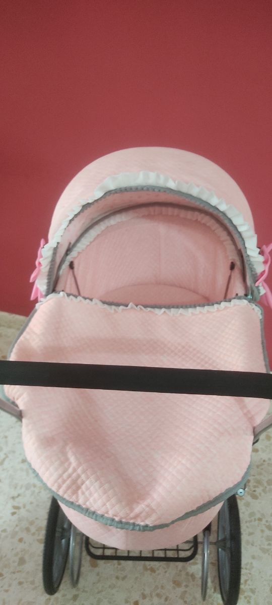 Carro de muñecas rosa con lazo