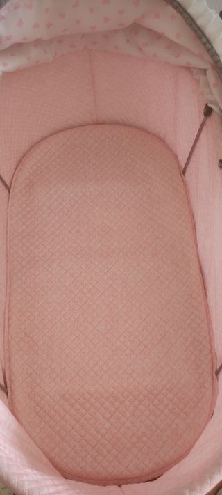 Carro de muñecas rosa con lazo