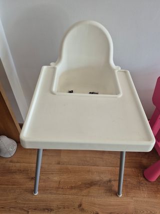 Trona IKEA con funda de manzanas