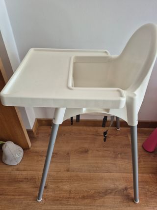 Trona IKEA con funda de manzanas