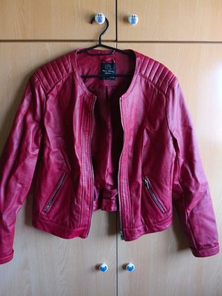 Cazadora roja efecto piel talla L