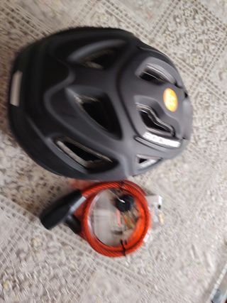 Casco y candado para bicicleta