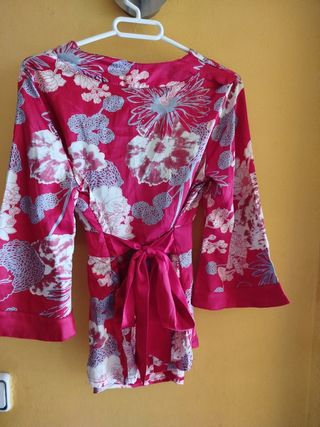 Camisa japonesa raso floral con etiqueta