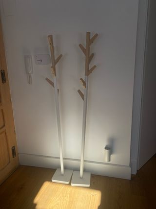 Dos percheros de madera