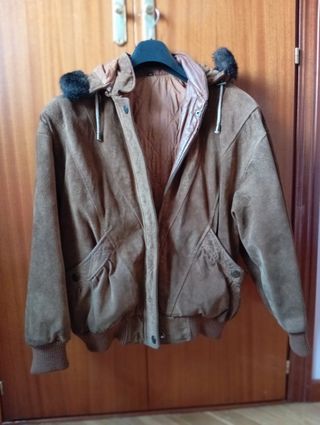 Cazadora ante mujer marrón