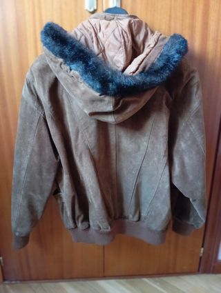 Cazadora ante mujer marrón