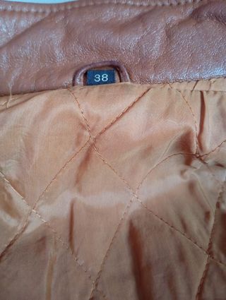 Cazadora ante mujer marrón