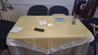 Mesa camilla con 4 sillones de mimbre y cristal